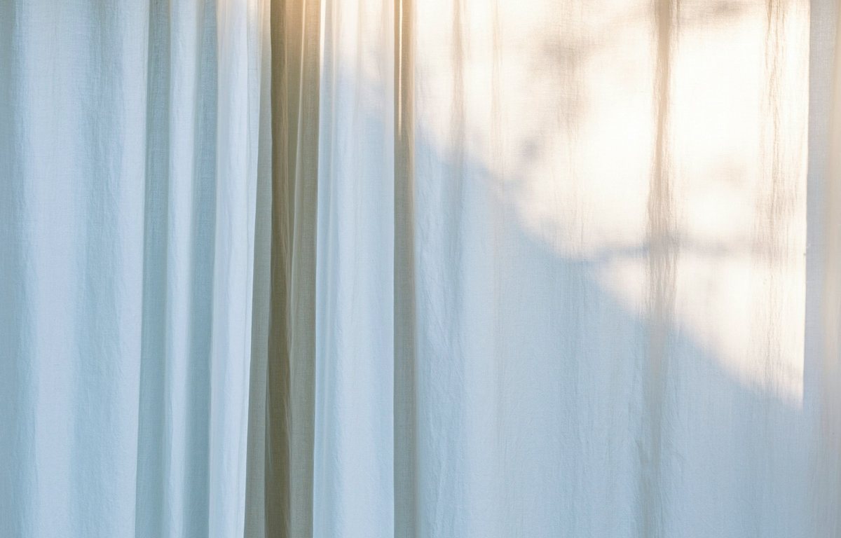 Des rideaux blancs dans la lumière du matin
