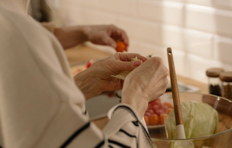 Mains qui préparent une salade